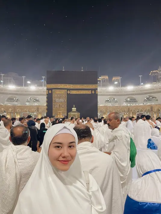Aaliyah Massaid sempat mengunggah sebuah foto dirinya yang terlihat glowing sempurna tanpa riasan. Ia mengenakan outfit Umroh serba putih, termasuk hijab yang menutupi kepalanya. [Foto: Instagram/aaliyah.massaid]