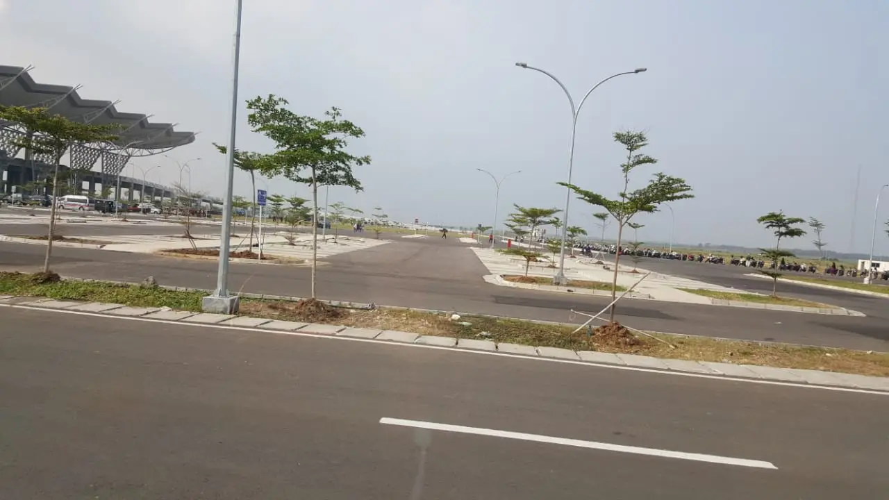 Bandara Kertajati sore hari menjadi tempat ngabuburit masyarakat sekitar (dok. Lely Pelitasari Soebekty)