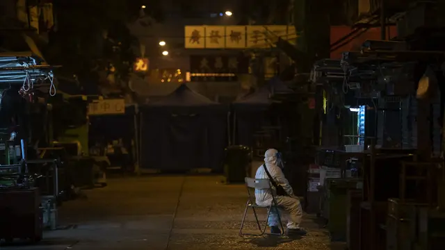 Potret Petugas Kesehatan Hong Kong Saat Lockdown COVID-19