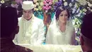 Pemeran Adjie Pangestu resmi melepas masa dudanya. Adjie menikahi mojang Bandung, Novita Petria pada Minggu (14/5). Pernikahan berlangsung sederhana di gelar di Rancaekek, Kabupaten Bandung. (Instagram/anissahapsari529ars)