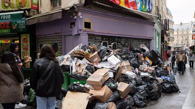 Tumpukan sampah menjadi pemandangan lazim di ibu kota Prancis, Paris, dalam beberapa hari terakhir menyusul aksi mogok pekerja sektor sanitasi yang memasuki hari kesembilan pada Selasa (14/3/2023). (Dok. AFP/Alain Jocard)