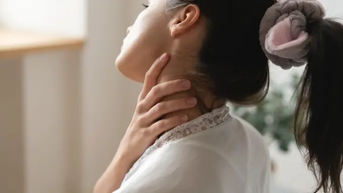 Bangun Tidur Leher Sulit Menoleh? Coba Gentle Neck Flow Selama 12 Menit