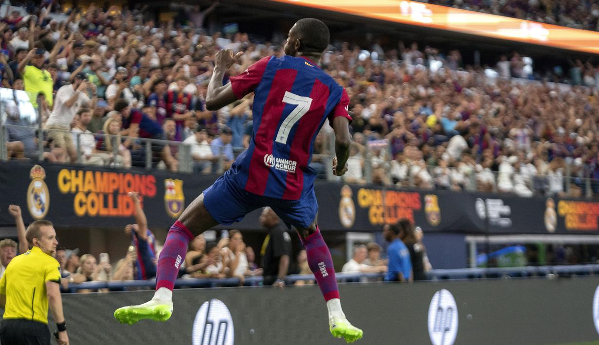 Selebrasi striker Barcelona, Ousmane Dembele setelah mencetak gol pertama ke gawang Real Madrid pada laga pramusim Soccer Champions Tour 2023 di AT&T Stadium, Arlington, Texas, Minggu (30/7/2023) dini hari WIB. (AP Photo/Jeffrey McWhorter)