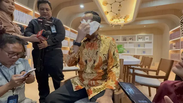 Menteri Sekretaris Negara (Mensesneg) Prasetyo Hadi menangis saat bercerita tentang Chelsea, salah satu siswi Sekolah Rakyat di Jakarta.