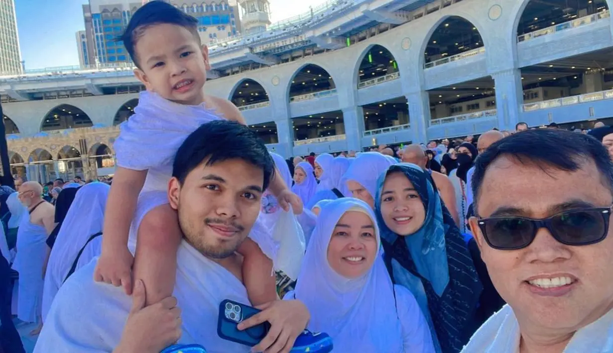 Momen Gala Sky bertemu dengan Thoriq Halilintar. Selama ini, Gala juga dikenal dekat dengan Thariq. "alhamdulilah tadi bertemu dengan thoriq dan akhirnya cucu opa gala sky bisa tawaf," tulis opah_faisal. [Instagram/opah_faisal]
