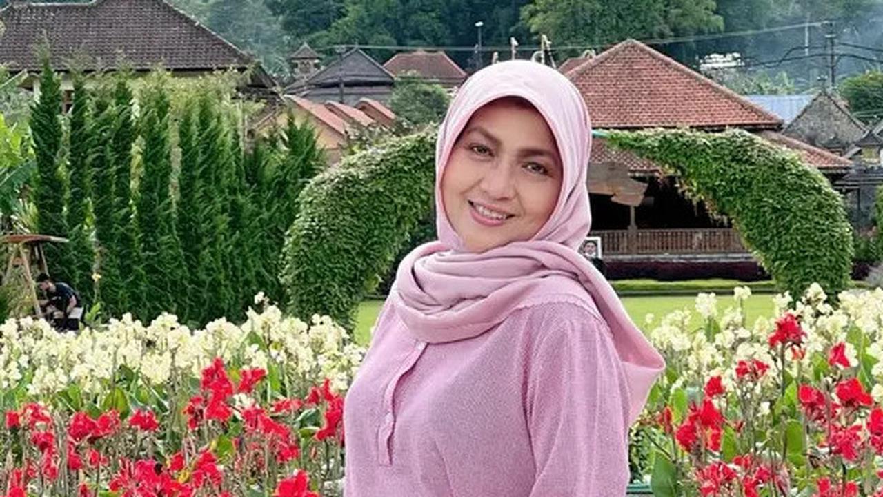 6 Potret Dina Mariana Semasa Muda, Kenangan Tak Terlupakan Sang Penyanyi Cilik di Era 70-an