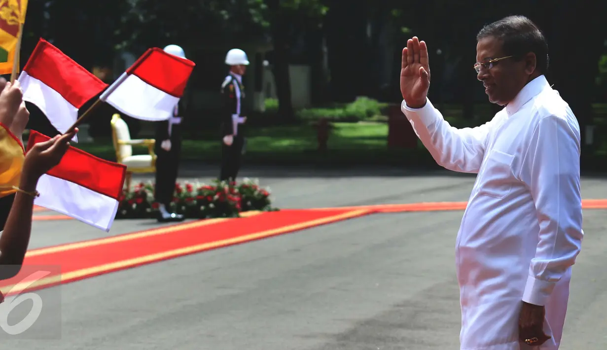 Presiden Republik Sosialis Demokratik Sri Lanka Maithripala Sirisena tiba di Istana Merdeka, Jakarta, Rabu (8/3). Pertemuan ini merupakan pertemuan lanjutan sebelumnya, di sela penyelenggaraan KTT IORA ke-20. (Liputan6.com/Angga Yuniar)