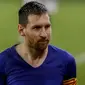 Striker Barcelona, Lionel Messi, tampak kecewa usai ditaklukkan Sevilla pada laga leg pertama semifinal Copa del Rey di Estadio Ramon Sanchez Pizjuan, Kamis (11/2/2021). Barcelona tumbang dengan skor 2-0. (AP/Angel Fernandez)