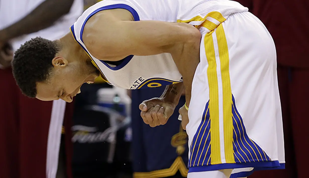 Ekspresi Stephen Curry guard Golden State Warriors setelah mencetak angka bagi timnya di final basket NBA melawan Cleveland Cavaliers. (AP Photo/Ben Margot)