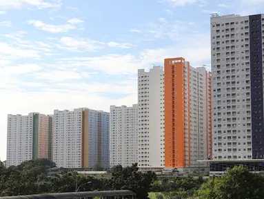 Suasana bangunan apartemen yang berjejer di Jakarta, Rabu (13/3). Semakin terbatasnya lahan kosong di Ibukota menjadikan hunian veertikal sebagai salah satu solusi bagi permasalahan pemukiman penduduk. (Liputan6.cpm/Immanuel Antonius)