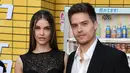<p>Aktor Dylan Sprouse (kanan) dan model Barbara Palvin menghadiri pemutaran perdana film Bullet Train di Regency Village Theatre, Los Angeles, California, Amerika Serikat, 1 Agustus 2022. Sprouse memakai anting merah rubi pada telinga kirinya serta memiliki janggut tipis. (Jon Kopaloff/Getty Images/AFP)</p>