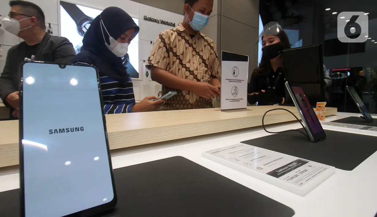 Pengunjung mencoba perangkat telpon Samsung di sela-sela peresmian Samsung Experince Store di Cilandak Town Square, Jakarta (3/11/2021). PT Global Teknologi Niaga (GTN), anak perusahaan dari Blibli, menjalin kolaborasi dengan Samsung Electronics Indonesia. (Liputan6.com/HO/Ading) 