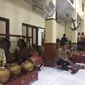 Para pemain gamelan mengiringi lagu daerah kala kunjungan tur Wisata Bhineka di GKJ Tanjung Priok. (dok. Liputan6.com/Esther Novita Inochi)