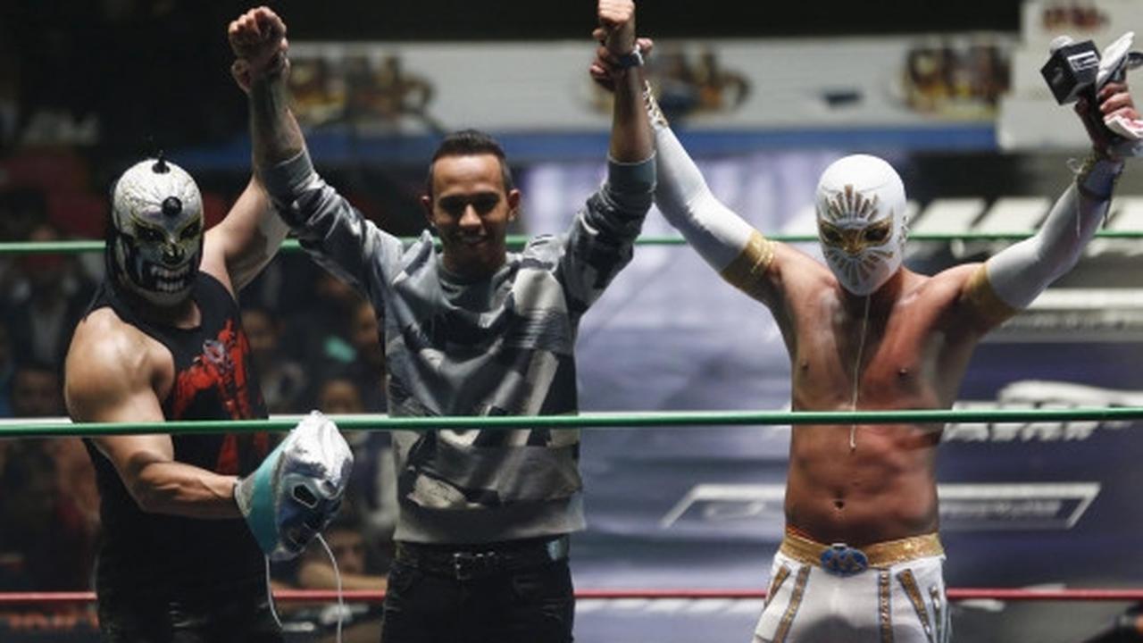 Jelang F1, Lewis Hamilton nyambi jadi pegulat di Meksiko