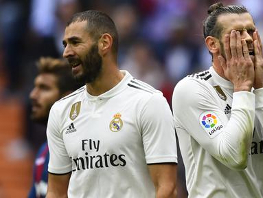 Gelandang Real Madrid, Gareth Bale, tampak kecewa usai dikalahkan Levante pada laga La Liga Spanyol di Stadion Santiago Bernabeu, Madrid, Sabtu (20/10). Madrid kalah 1-2 dari Levante. (AFP/Gabriel Bouys)