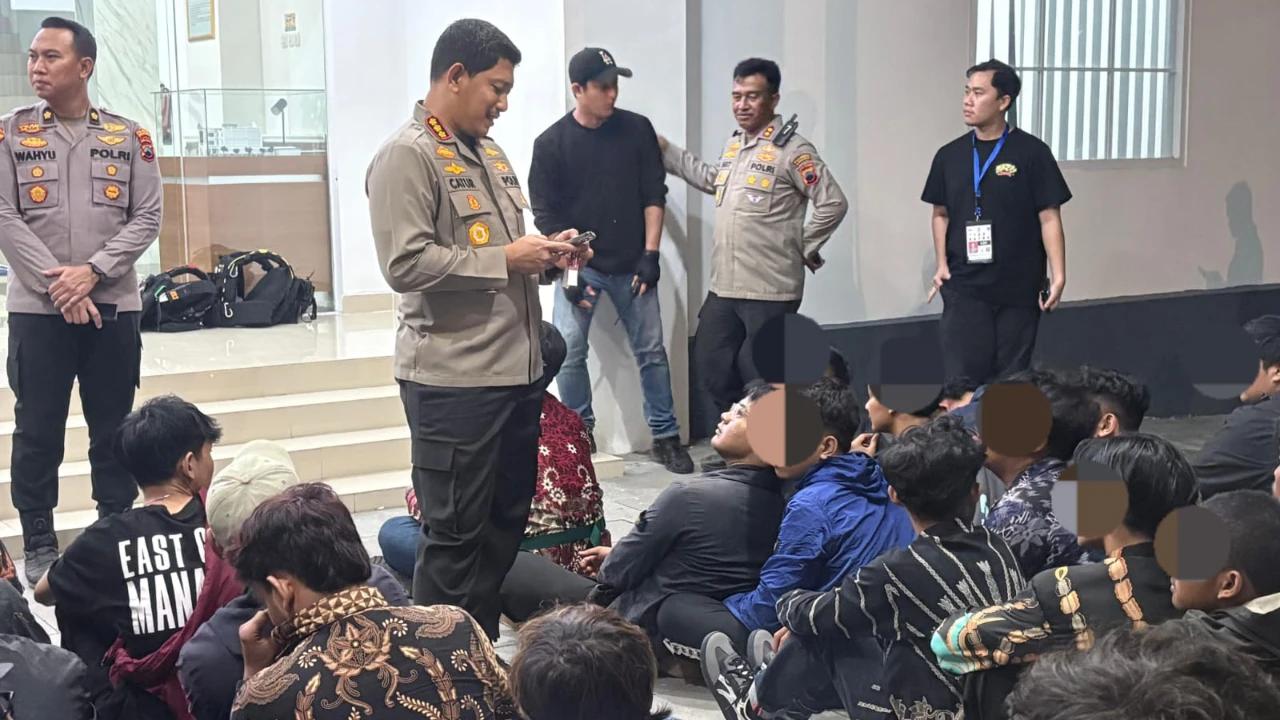 Puluhan Suporter Persis Solo Diamankan, Kedapatan Bawa Flare hingga Miras