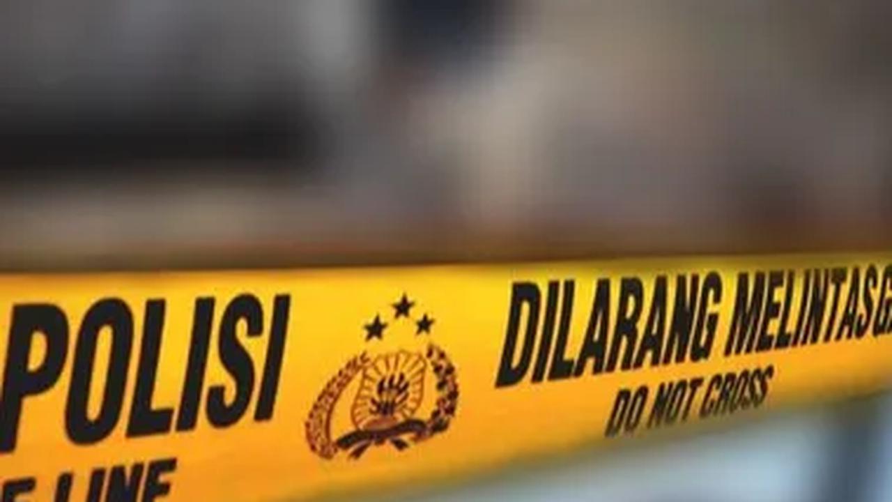Nur tidak mengetahui secara pasti berapa orang yang ikut diamankan dalam penggerebekan tersebut. Namun kata dia, biasanya di rumah tersebut dihuni oleh tiga sampai empat orang dewasa.

"Paling kalau malam mereka duduk di luar di teras rumah, yang saya l