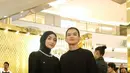 Citra Kirana dan Rezky Aditya tampil kasual dengan top hitam. Keduanya terlihat serasi dengan padanan celana dan tas off-white.  / Foto: Adrian - Fimela.com.