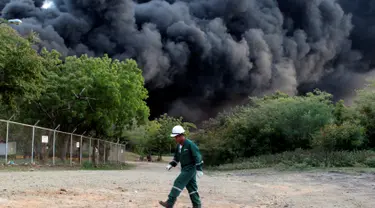 Kepulan asap tebal membumbung tinggi di Puerto Sandino, Leon, Nikaragua, (18/8). Kobaran api tersebut berasal dari meledaknya tangki penyimpanan bahan bakar milik Puma Energy. (REUTERS/ Oswaldo Rivas)