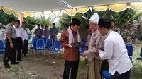 Pengasuh Ponpes Nurul Cholil Bangkalan, KH Zubair Muntashor memberikan cindramata kepala Dirjen Pendis Kemenag, Kamarudin Amin.