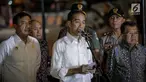 Presiden Joko Widodo (Jokowi)  memberikan keterangan pers Bom Kampung Melayu di Terminal Kampung Melayu Kamis (25/5) malam. Jokowi meminta kepada  masyarakat Indonesia  tetap tenang dan menjaga kesatuan. (Liputan6.com/Faizal Fanani)