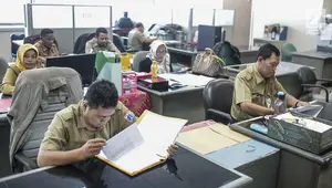 Sejumlah Pegawai Negeri Sipil (PNS) Pemprov DKI Jakarta berakitivitas di Balaikota, Jakarta, Senin (10/6/2019). PNS kembali berdinas di masing-masing instansinya pada hari pertama kerja usai libur nasional dan cuti bersama Hari Raya Idul Fitri 1440 H. (Liputan6.com/Faizal Fanani)