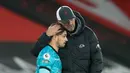 Pelatih Liverpool, Jurgen Klopp, berbicara dengan Xherdan Shaqiri saat menghadapi Southampton pada laga lanjutan Liga Inggris, Selasa (5/1/2021). Liverpool takluk 0-1 menghadapi Southampton. (AFP/Adam Davy/pool)