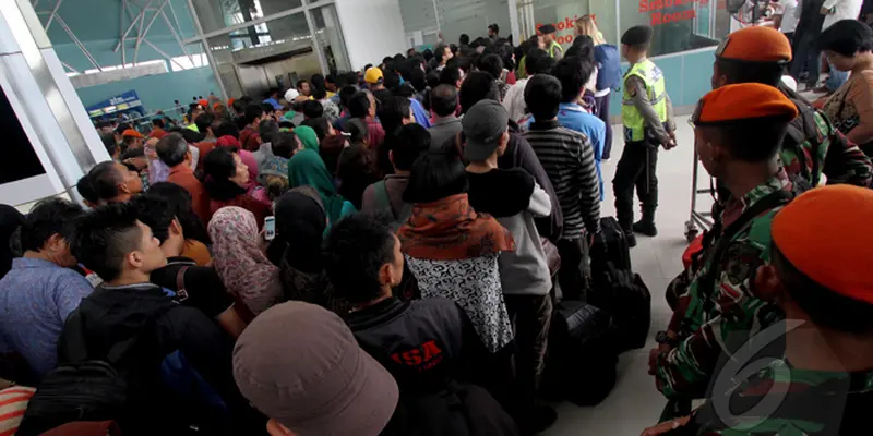 Antrian Penumpang Lion Air Minta Refund