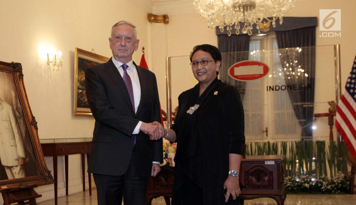 Menlu RI Retno Marsudi berjabat tangan dengan Menhan AS, Jim Mattis saat melakukan pertemuan, Jakarta, Senin (22/1). Menlu mengatakan, salah satu isu yang dibicarakan dalam pertemuan yaitu pengembangan regional Indo-Pasifik. (Liputan6.com/Arya Manggala)