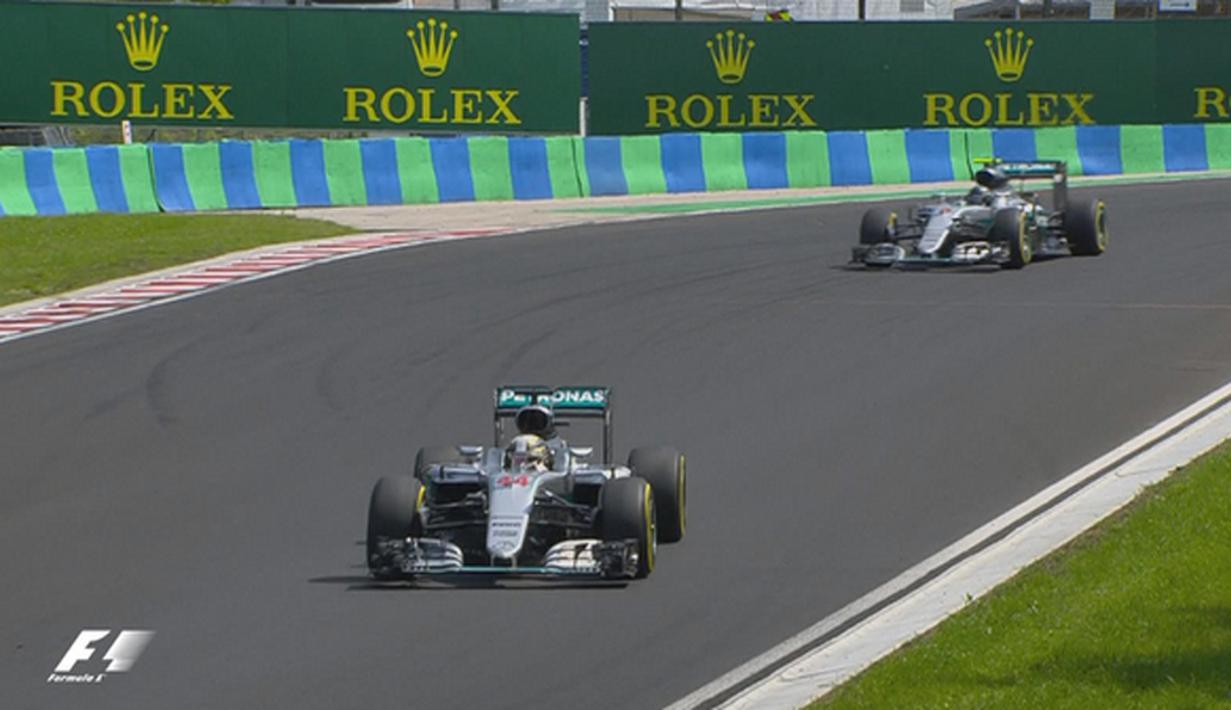 Dua pebalap Mercedes, Lewis Hamilton (kiri) dan Nico Rosberg, berada di posisi terdepan dalam balapan F1 GP Hungaria di Sirkuit Hungaroring, Budapest, Minggu (24/7/2016). (Bola.com/Twitter/F1)