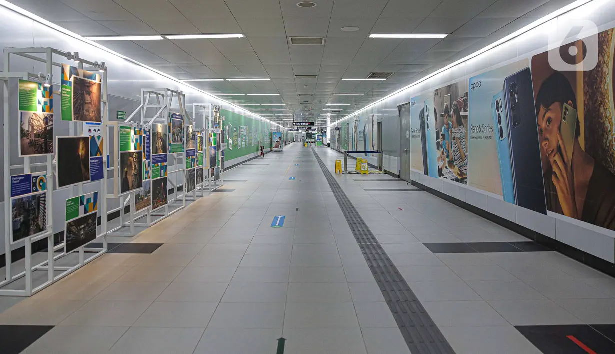 Suasana tampak sepi di Stasiun MRT Bundaran HI, Jakarta, Selasa (3/8/2021). Pada Juli 2021, penumpang MRT turun sebanyak 80 persen menjadi 4.450 penumpang per hari dari sebelumnya pada Juni 2021 tercatat sebanyak 22.686 penumpang per hari. (Liputan6.com/Faizal Fanani)