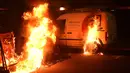 Pengunjuk rasa membakar sebuah truk AT&T saat menggelar unjuk rasa di Oakland, California, Rabu (9/11). Unjuk rasa merebak di seluruh wilayah Amerika Serikat, menyusul kemenangan Donald Trump dalam Pilpres AS. (Reuters/Noah Berger)
