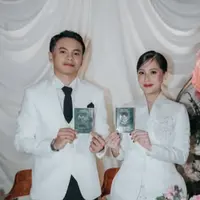 Menariknya, dari rangkaian foto yang diunggah ke media sosial, Adhisty Zara tampak menjalani dua momen akad dengan latar yang berbeda. [@zaraadhisty].