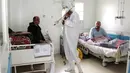 Pasien menikmati permainan biola Dr. Mohamed Salah Siala di bangsal COVID-19 rumah sakit Hedi Chaker di Tunisia, 20 Februari 2021. Ketika pemain 25 tahun itu memutuskan memainkan biolanya, dia mendapat pujian karena meningkatkan semangat pasien yang terisolasi dan membutuhkan senyuman. (AP Photo)