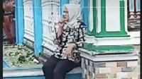 Viral Video Iriana Tunggu Jokowi Sholat Jumat, Duduk di Pinggir Jalan Depan Masjid.&nbsp; foto: TikTok @jawiria2018