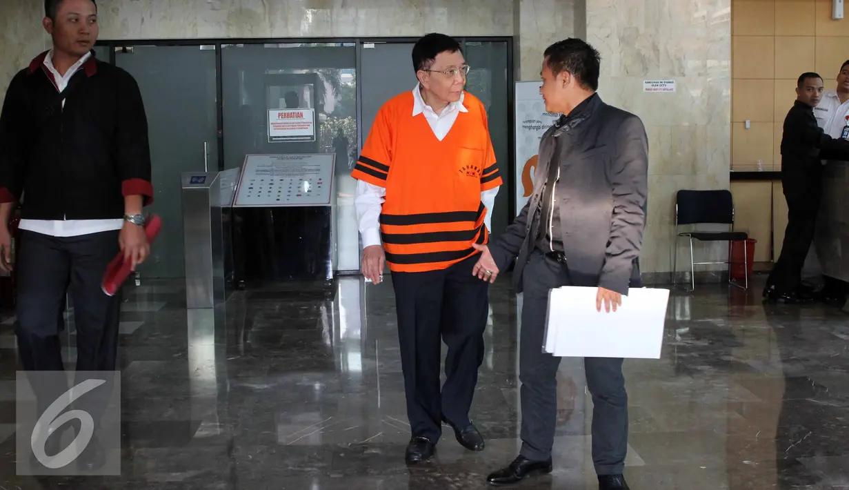 Dirut PT Traya Tirta Makassar Henky Widjaya usai menjalani pemeriksaan terkait kasus dugaan suap kerjasama rehabilitasi kelola dan transfer untuk instalasi pengelolaan PDAM Kota tahun 2006-2012, Jakarta, Selasa (4/8/2015). (Liputan6.com/Helmi Afandi)