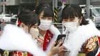 Para wanita berbaju kimono yang baru menginjak usia 20 tahun berfoto untuk merayakan Coming of Age Day di Yokohama, Jepang, Senin (10/1/2022). Coming of Age Day diadakan setiap tahun pada Senin kedua bulan Januari untuk merayakan remaja Jepang menjadi dewasa. (AP Photo/Koji Sasahara)