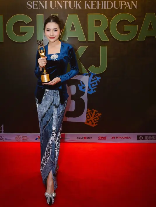 Prilly Latuconsina menerima piala mengenakan kebaya beludru biru tua dengan padu padan rok batik yang senada. [Foto: Instagram/prillylatuconsina96]