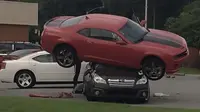 Sebuah Chevrolet Camaro berkelir merah menimpa Subaru Outback hitam (Foto: Worldcarfans). 