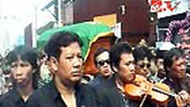 Gesang Martohartono dimakamkan di pemakaman keluarga di Komplek Makamhaji, Kartosuro, Jateng, dengan upacara kemiliteran. Kepergian Gesang diantar ribuan warga. 