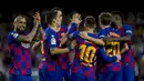 Para pemain Barcelona merayakan gol yang dicetak oleh Lionel Messi ke gawang Deportivo Alaves pada laga La Liga 2019 di Stadion Camp Nou, Sabtu (21/12). Barcelona menang 4-1 atas Deportivo Alaves. (AP/Joan Monfort)