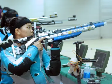 Atlet pelatnas menembak putri melakukan latihan di Lapangan Tembak Senayan, Jakarta, Selasa (10/4). Rencananya, timnas menembak Indonesia akan berangkat ke Korea Selatan untuk pemusatan latihan, pertengahan April 2018. (Liputan6.com/Helmi Fithriansyah)