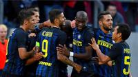 Selebrasi para pemain Inter Milan setelah Ever Banega mencetak gol ke gawang AS Roma, Minggu (2/10/2016). (AFP)