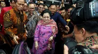 Ketua Dewan Pengarah BPIP Megawati Soekarnoputri usai menghadiri acara Silaturahmi UKP PIP/BPIP dengan MPR RI di Senayan, Jakarta, Rabu (14/3). Pertemuan itu juga membahas garis besar haluan pembinaan Ideologi Pancasila. (Liputan6.com/JohanTallo)