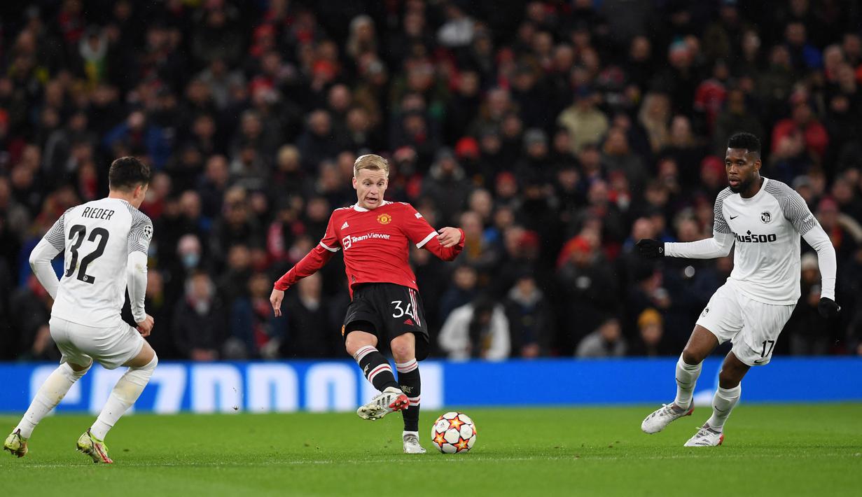 Donny van de Beek bermain selama 90 menit di pertandingan ini. Ralf Rangnick menjadikannya gelandang bertahan serta membantu suplai bola kepada penyerang muda Manchester United. (AFP/Paul Ellis)