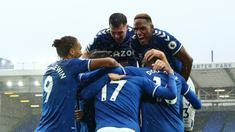 Pemain Everton merayakan gol yang dicetak James Rodriguez ke gawang Brighton pada laga lanjutan Liga Inggris di Stadion Goodison Park, Sabtu (3/10/2020) malam WIB. Everton menang 4-2 atas Brighton. (AFP/Jan Kruger/pool)
