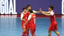Para pemain Timnas Futsal Indonesia melakukan selebrasi gol saat berhadapan dengan Belanda pada laga lanjutan Four Nations Cup 2025 yang bergulir di Hall Basket Senayan, Jakarta, pada Sabtu (20/9/2025).