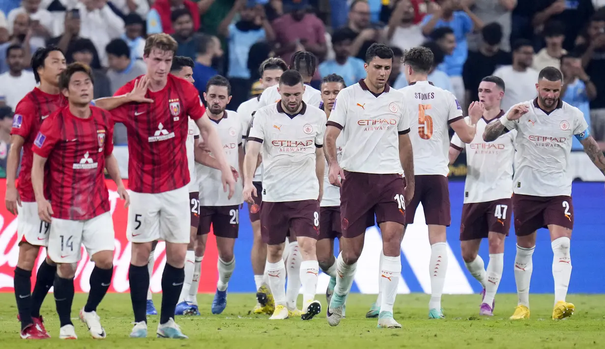 Para pemain Manchester City merayakan gol pertama hasil bunuh diri bek Urawa Red Diamonds, Marius Hoibraten (ketiga kiri) pada laga semifinal Piala Dunia Klub 2023 di King Abdullah Sports City Stadium, Jeddah, Arab Saudi, Rabu (20/12/2023) dini hari WIB. (AP Photo/Manu Fernandez)