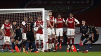 Gelandang Manchester City, Riyad Mahrez (kanan), mencetak gol kedua timnya lewat tendangan bebas ke gawang Arsenal dalam laga perempatfinal Piala Liga Inggris Carabao Cup di Emirates Stadium, London, Selasa (22/12/2020). Manchester City menang 4-1 atas Arsenal. (AFP/Adrian Dennis)