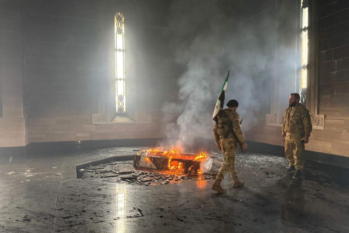 Makam mewah ayah Bashar Al-Assad dibakar pejuang pemberontak